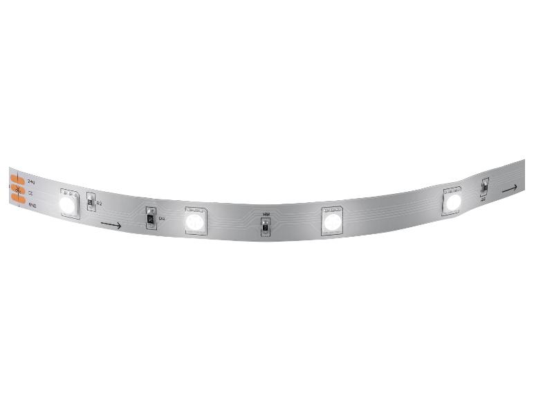 Flexibilný biely LED pásik s viditeľnými obvodmi a elektronickými komponentmi.