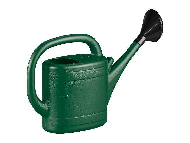 Zelená kanva na zalievanie s čiernym výtokom.