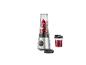 Strieborný mixér SilverCrest s priehľadnou nádobou naplnenou bobuľami a pohárom smoothie.