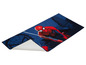 Modrý koberec s obrázkom Spidermana.