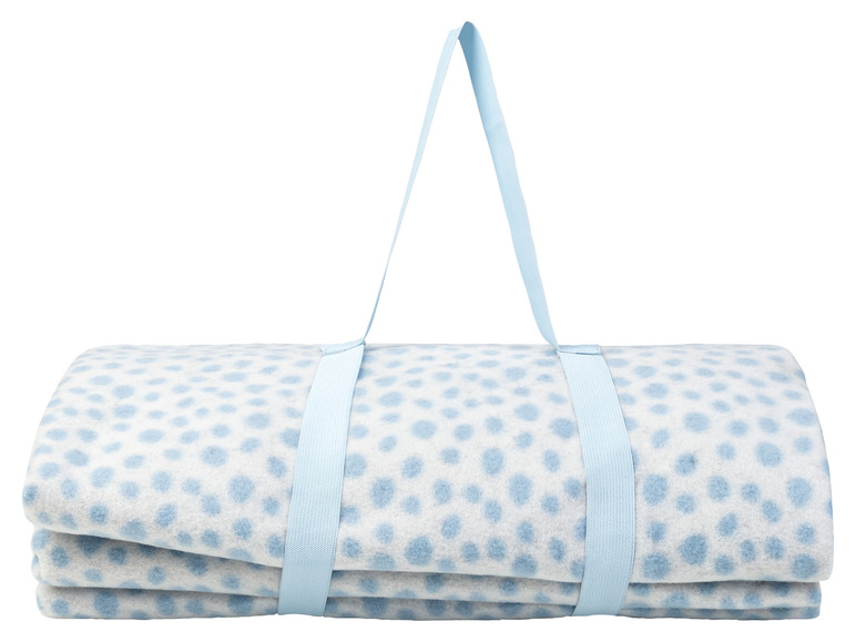 Zložená modrá deka s bielymi bodkami a popruhmi.