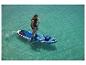 Nafukovací paddleboard Allround a pádlo používané v tyrkysovej vode.