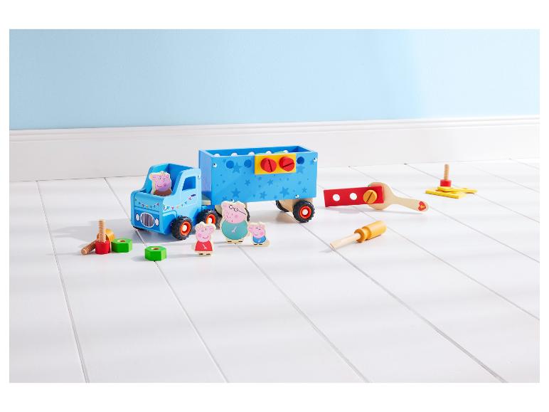 Drevené hračky Peppa Pig, vrátane nákladného auta, prívesu, figúrok a nástrojov.