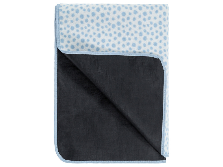 Pikniková deka s modrým vzorom s bielymi bodkami a vodotesnou spodnou časťou.