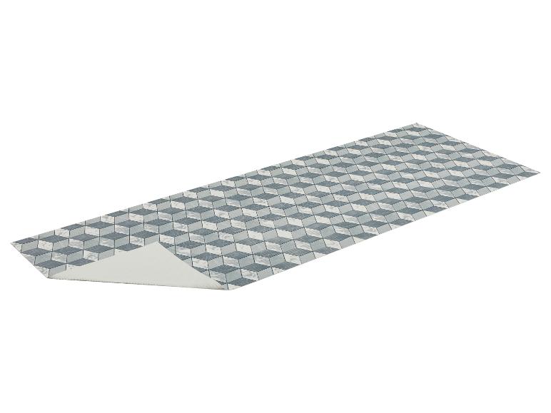 Behúň s geometrickým 3D kockovým vzorom v odtieňoch modrej a bielej