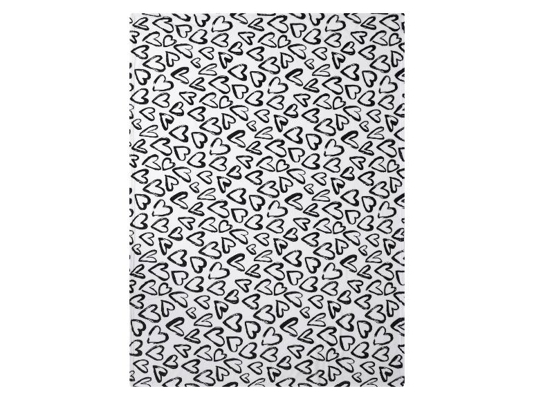 Biela kuchynská utierka so vzorom čiernych srdiečok