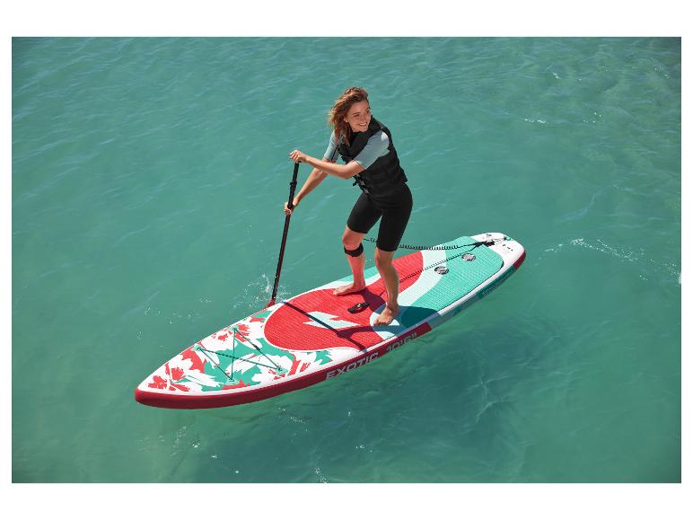 Žena vesluje na nafukovacom paddleboarde Exotic 10'6″ s kvetinovým vzorom.