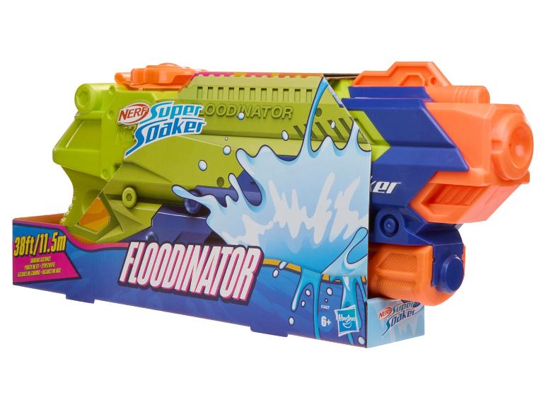 Zelený a modrý vodný blaster v balení, označený „FLOODINATOR“ s dosahom 38ft/11.5m.