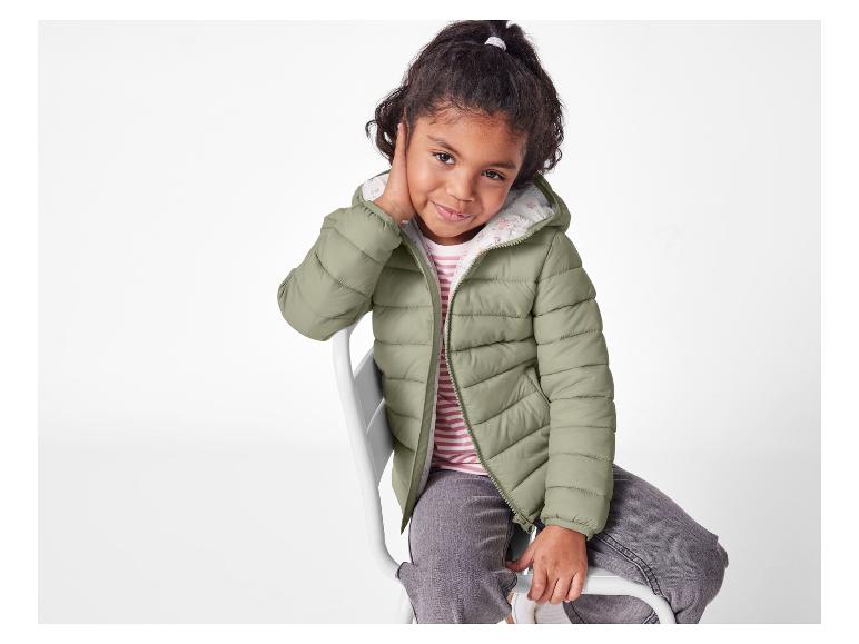 Dievča v olivovo zelenej páperovej bunde.