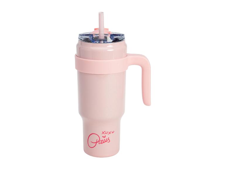 Ružový pohár so slamkou a rúčkou, s červeným logom „xoxo Paws“.