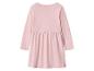 Zadný pohľad na ružové detské šaty s dlhým rukávom a naberaným pásom.