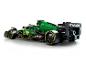 Zelené a čierne pretekárske auto Aston Martin F1 s pneumatikami Pirelli a logami Valvoline.