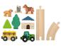 Drevené hračky s farmárskou tematikou, vrátane zvierat, stromov, budovy, traktora a koľajníc.