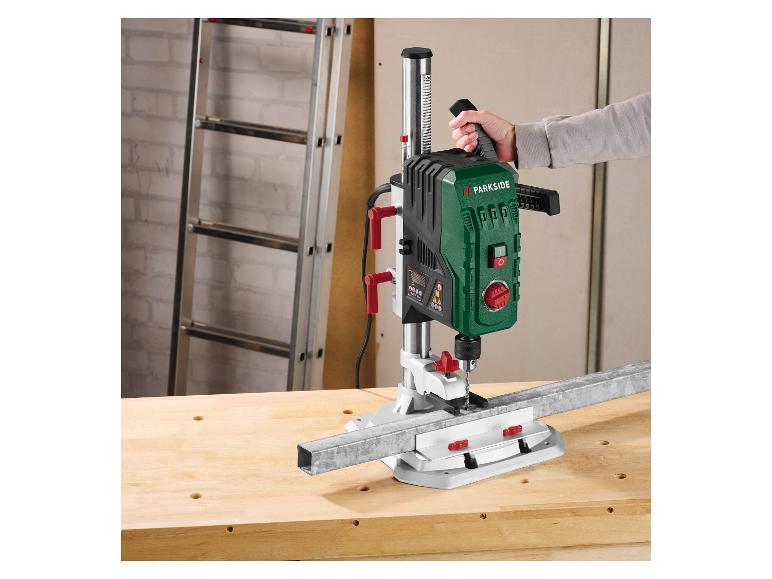 Osoba používa vŕtačku Parkside na vŕtanie kovovej tyče na pracovnom stole.