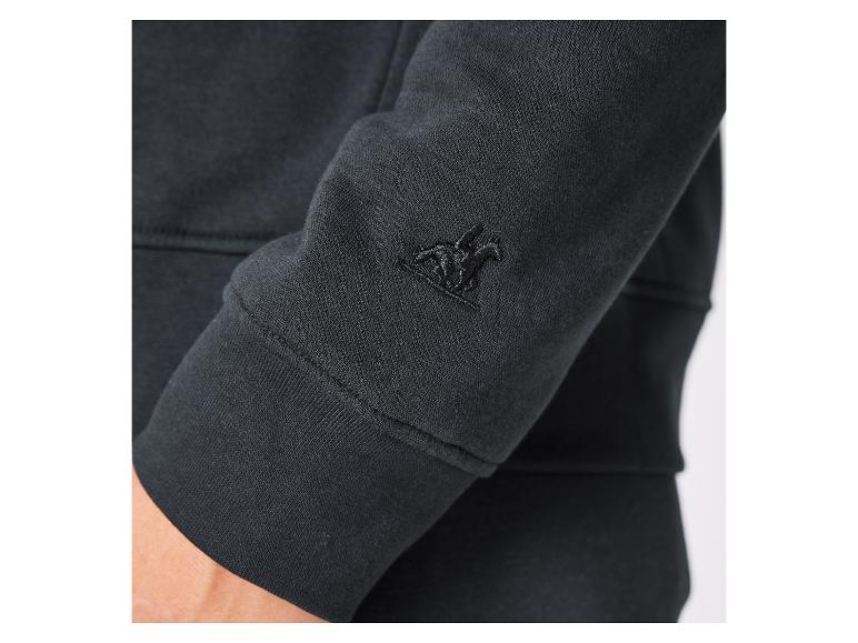 Čierny sveter s malým logom Lacoste.