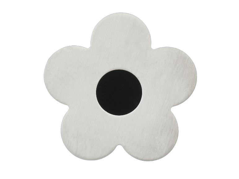 Strieborná vykrajovačka v tvare kvetu s čiernym stredom