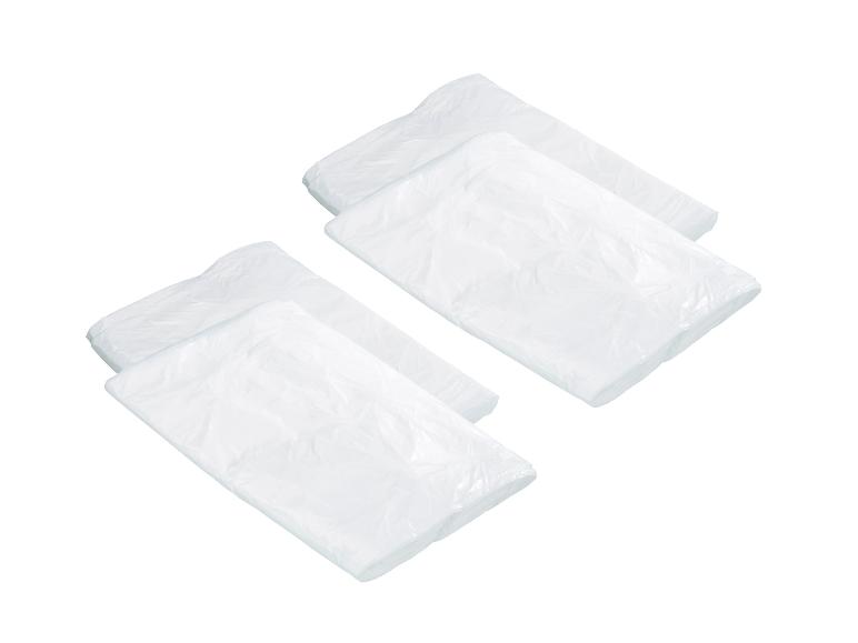 Štyri biele, obdĺžnikové plastové vrecia na odpadky, zložené a naskladané