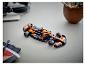 Pretekárske auto McLaren Formula 1 z kociek, na stole.