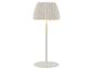 Biela plisovaná stolná lampa s teplou žiarou