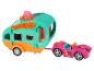 Ružové hračkárske auto ťahá tyrkysový karavan s nápisom 'Ko Let's Go!'.