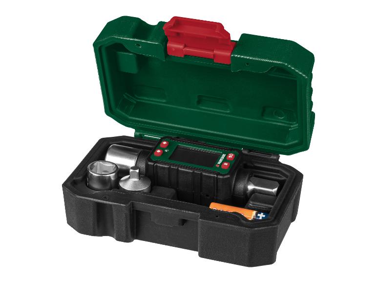 Digitálny momentový kľúč PARKSIDE s hlavicami a batériami v čierno-zelenom kufríku.