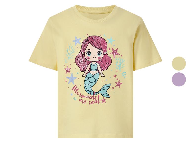 Žlté tričko s krátkym rukávom s potlačou morskej panny a textom „Mermaids are real“.