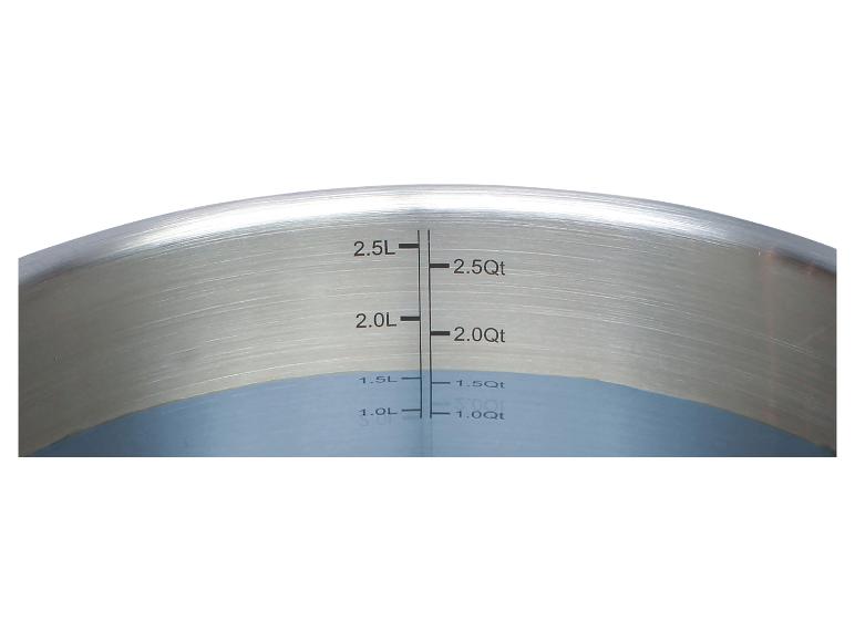 Vnútro nerezového hrnca s mierkou v litroch a kvartách.