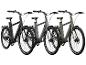 Tri elektrické bicykle v čiernej, sivej a zelenej farbe.