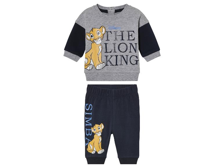 Sivý sveter s dlhým rukávom s potlačou 'The Lion King' a tmavomodré nohavice s potlačou 'Simba'.