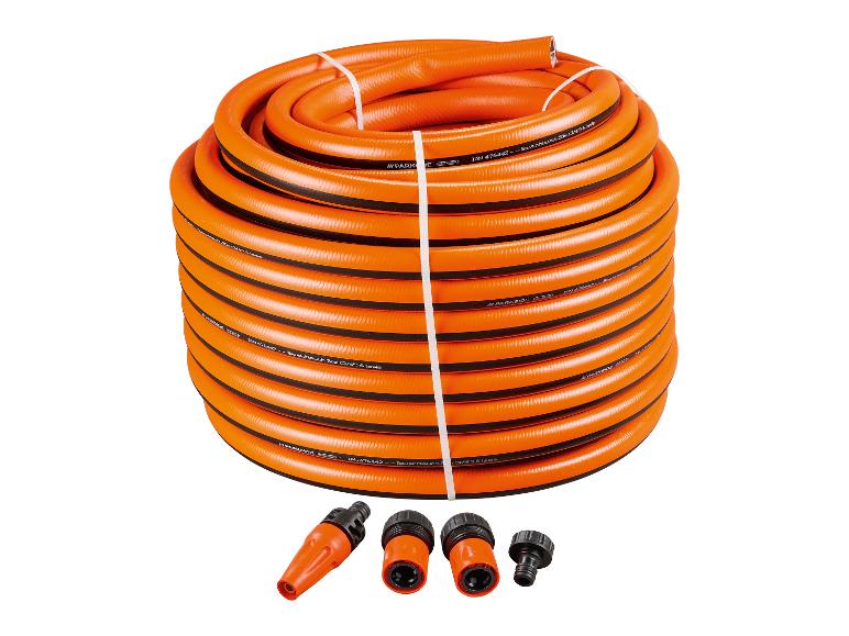 Zvinutá oranžová záhradná hadica s čiernymi pruhmi, 50m (3/4'), a štyri konektory.