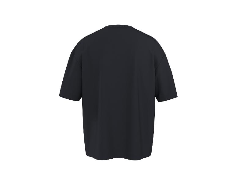 Zadný pohľad na jednoduché čierne oversized tričko.