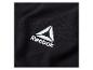 Detail čiernej látky s bielym logom Reebok.