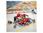 Súprava LEGO Ferrari Formula 1 s autom a minifigúrkami počas zastávky v boxoch.