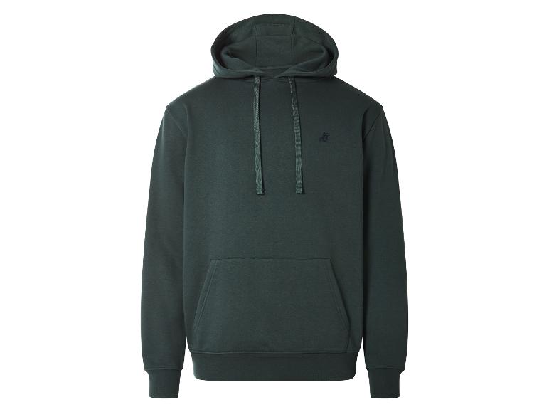 Tmavo zelená mikina s kapucňou, šnúrkami a malým logom na hrudi.