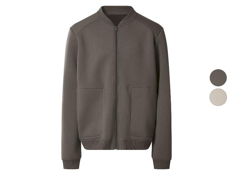 Tmavohnedá bomber bunda na zips s vreckami a béžová farebná vzorka.