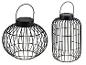 Dve čierne kovové dekoratívne solárne lampáše, jeden guľatý a jeden valcový.
