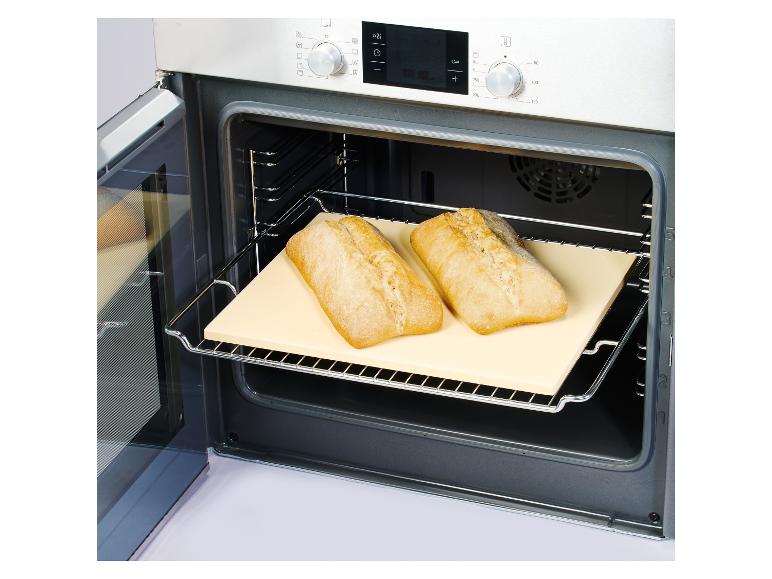Chlieb pečený v rúre na kameni na pizzu.