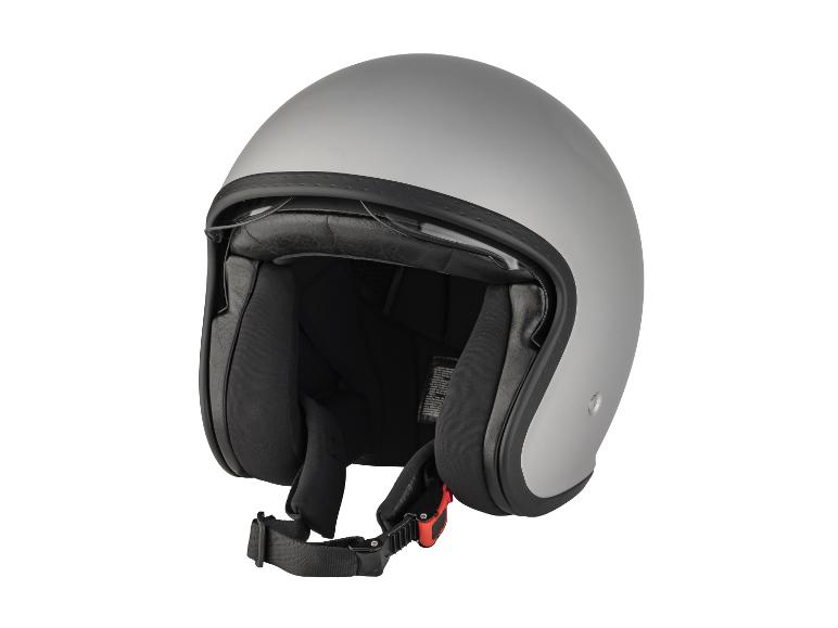 Sivá otvorená motocyklová prilba s čiernym popruhom na bradu.