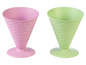 Dva ružové a zelené zmrzlinové poháre s reliéfnym vzorom.