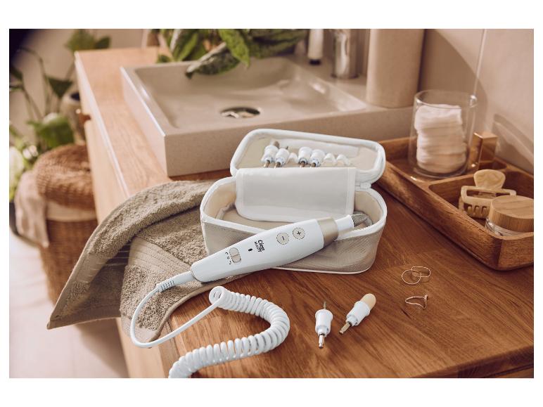 Súprava na manikúru a pedikúru Cien Beauty s nástavcami v kúpeľni.