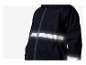 Čierna nepremokavá bunda s reflexnými detailmi.