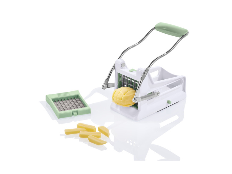 Zelený a biely krájač na hranolky s zemiakom a hranolkami vedľa.