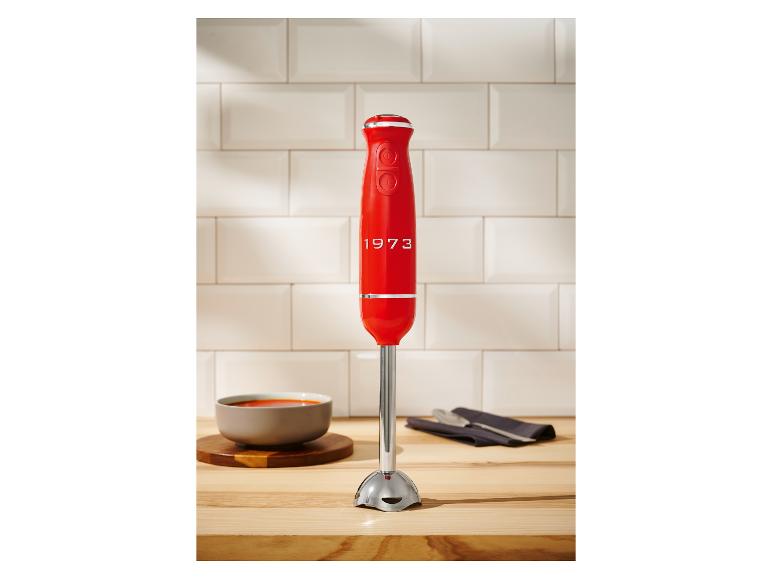 Červený ponorný mixér KitchenAid 1973 na kuchynskej linke.