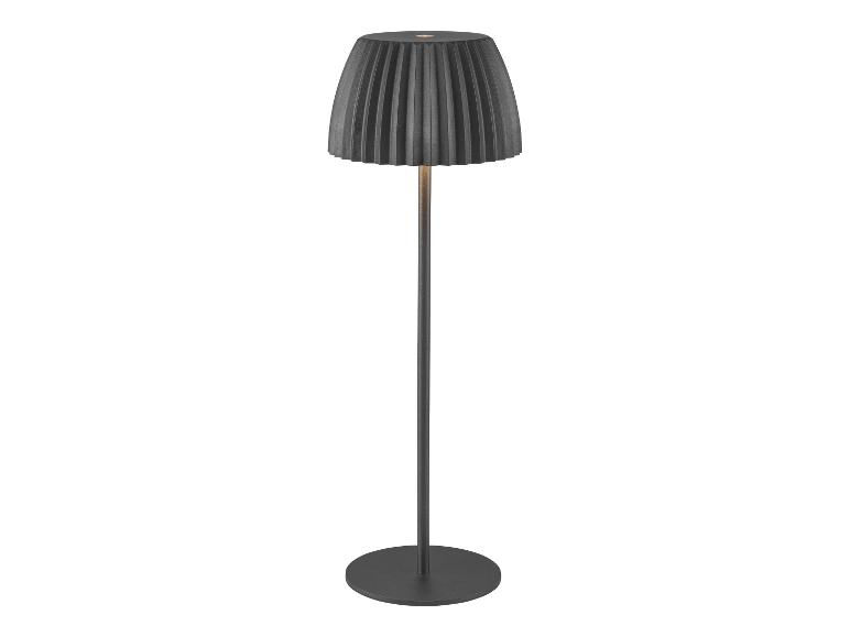 Moderná stojacia lampa s čiernym plisovaným tienidlom a okrúhlou základňou.