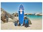 Nafukovací paddleboard set s pádlom, pumpou a batohom na piesočnatej pláži.
