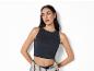 Čierny crop top, šortky a pruhované plavky.
