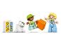 Figúrky LEGO DUPLO, pes a kocka s motívom počasia na bielom pozadí.
