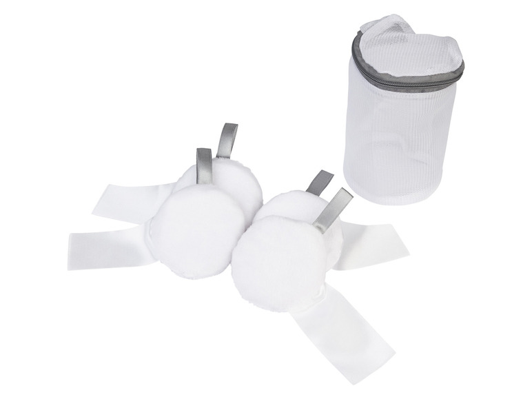 Štyri biele hubky na make-up a sieťový vak na pranie.