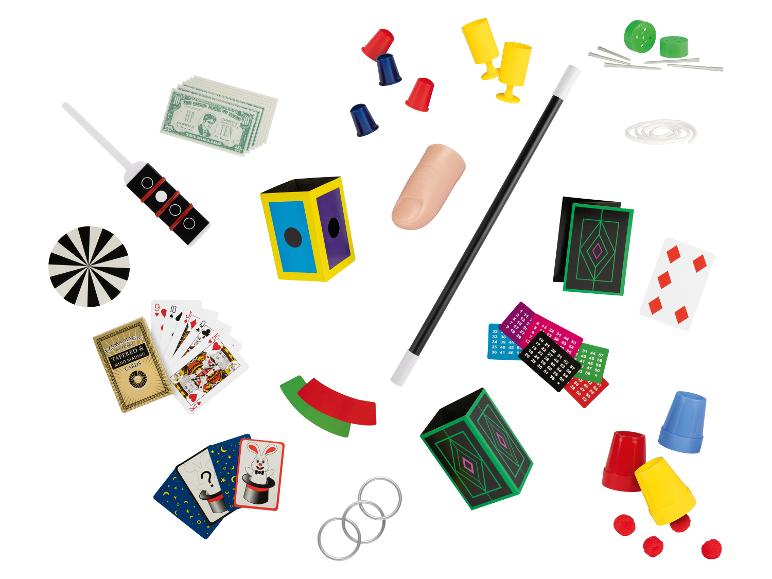 Sada kúzelníckych trikov s kartami, prútikom, pohármi a inými doplnkami.