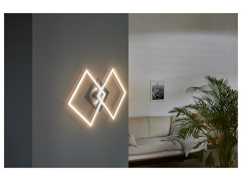 Dve moderné LED nástenné lampy v tvare kosoštvorca, inštalované v obývacej izbe.